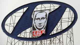 Владимир Путин участвовал в выпуске первого Hyundai Solaris в Санкт-Петербурге, а потом развязал войну, из-за которой глобальные автоконцерны ушли из России
