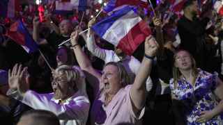 Сторонники лидера французских ультраправых Марин Ле Пен 