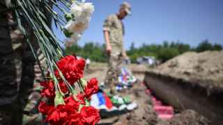 Захоронение останков 20 неопознанных российских военнослужащих в братской могиле в Луганске