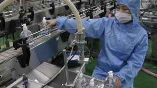 Производство дезинфицирующих средств на мыловаренном заводе в Пхеньяне