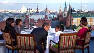 Семья президента США в ресторане отеля Ritz Carlton 7 июля 2009 г.